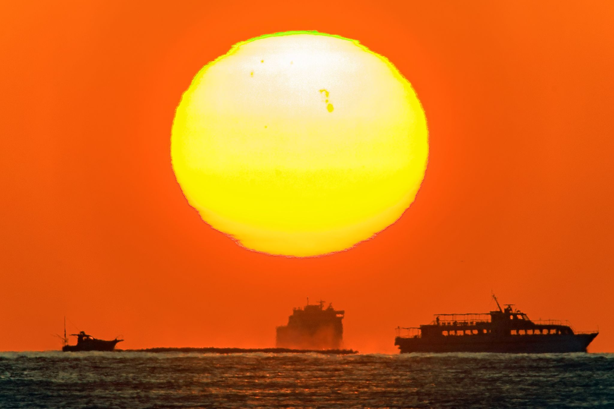 だるま夕日と船影 - 日の出日の入時刻・方角マップ