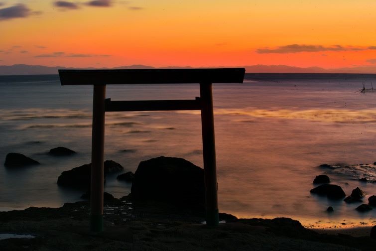 つぶて浦の夕景 - 日の出日の入時刻・方角マップ